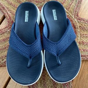Sketchers flip flops